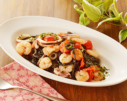 イカスミを練り込んだタリオリーニ 小エビとスルメイカの地中海風