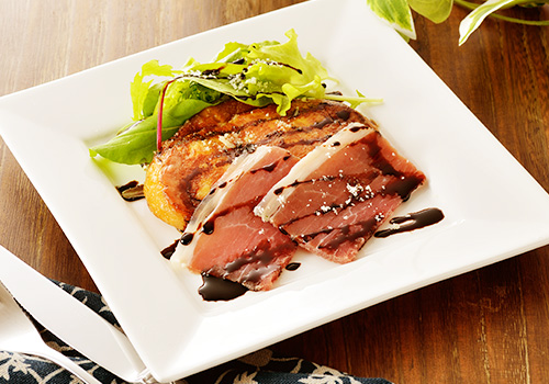 自家製スモークチーズのソテー 生ハム添え